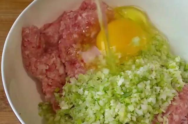 肉丸的制作方法和配方(肉丸子正宗的做法,详细配方告诉你,全家都爱吃,连汤都不剩!)(图3) 肉丸的制作方法和配方(肉丸子正宗的做法,详细配方告诉你,全家都爱吃,连汤都不剩!)(图3)