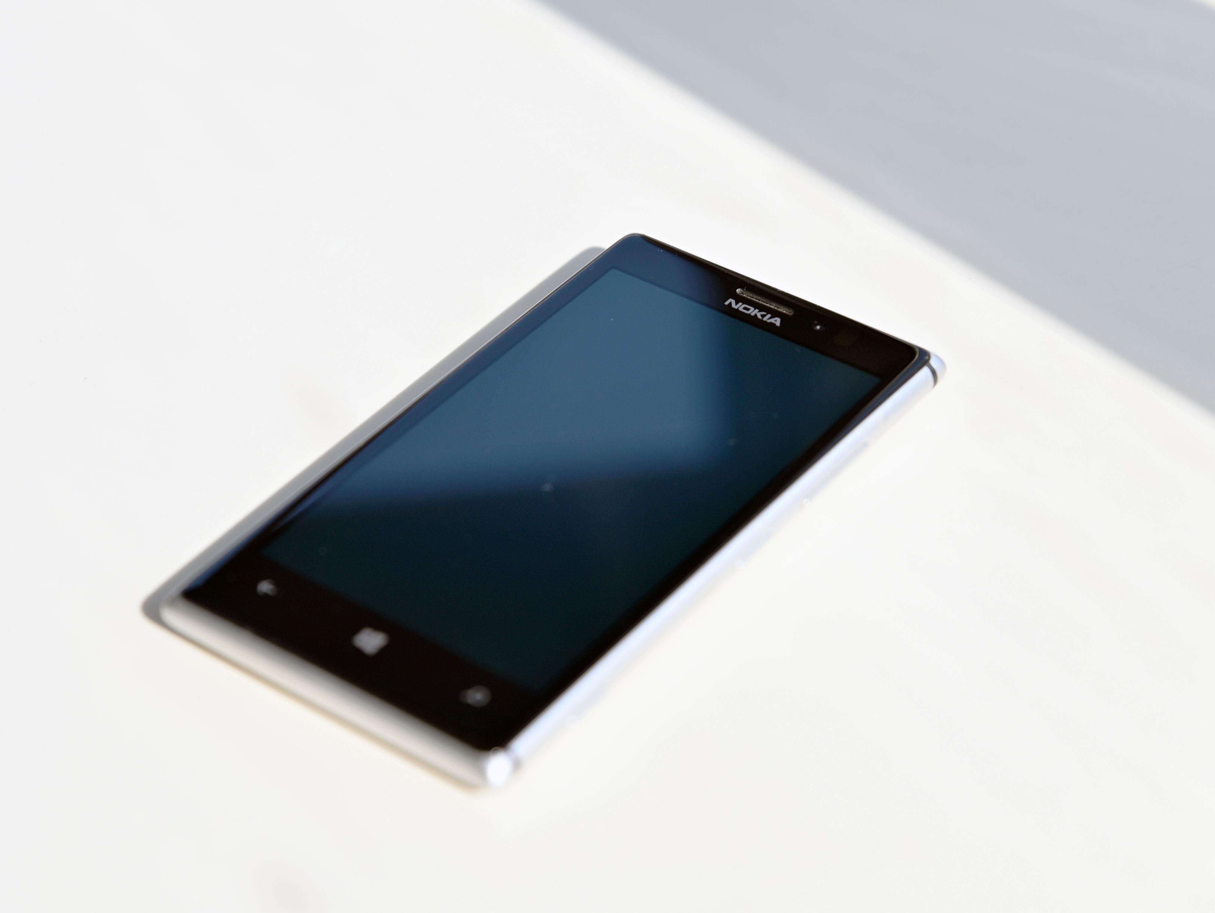 诺基亚925现在还能用吗(3G时代最后的荣光——诺基亚Lumia925)(图2) 诺基亚925现在还能用吗(3G时代最后的荣光——诺基亚Lumia925)(图2)