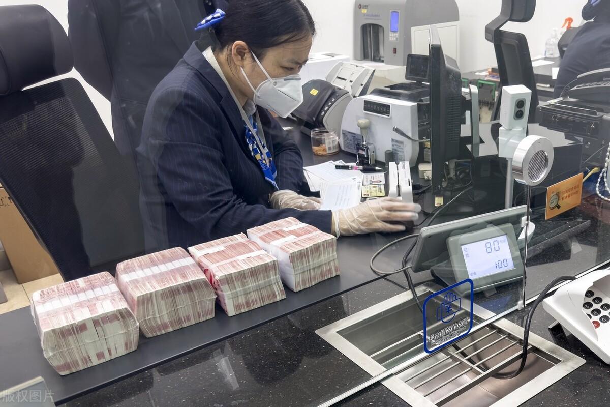 国债与定期存款哪个更安全(银行人告诉你,这2种存钱方式,比定期存款还安全,你都知道吗)(图3) 国债与定期存款哪个更安全(银行人告诉你,这2种存钱方式,比定期存款还安全,你都知道吗)(图3)